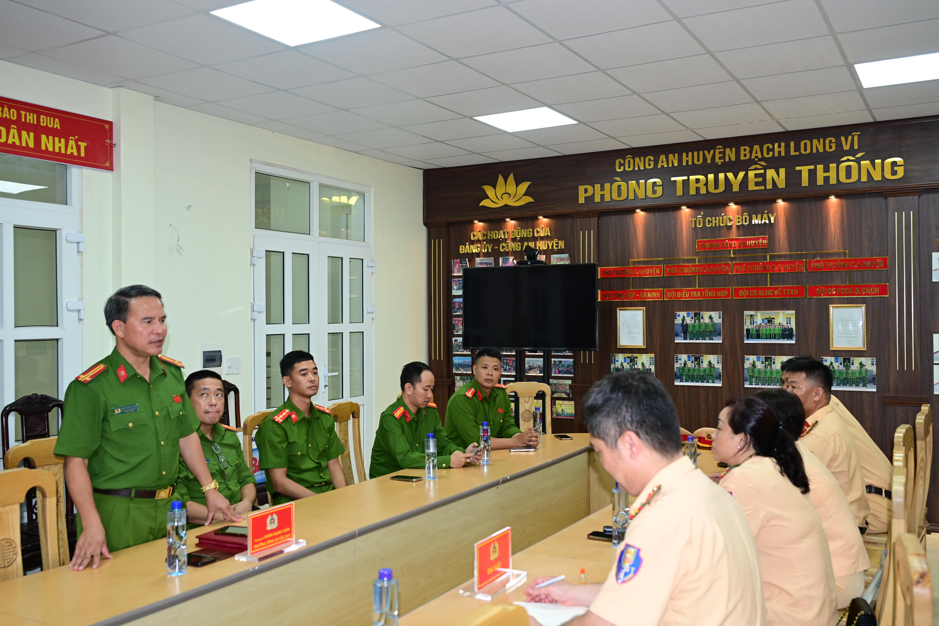 Đội CSGT đường bộ số 3 và Công an đặc khu Bạch Long Vĩ bàn giải pháp đảm bảo trật tự an toàn giao thông